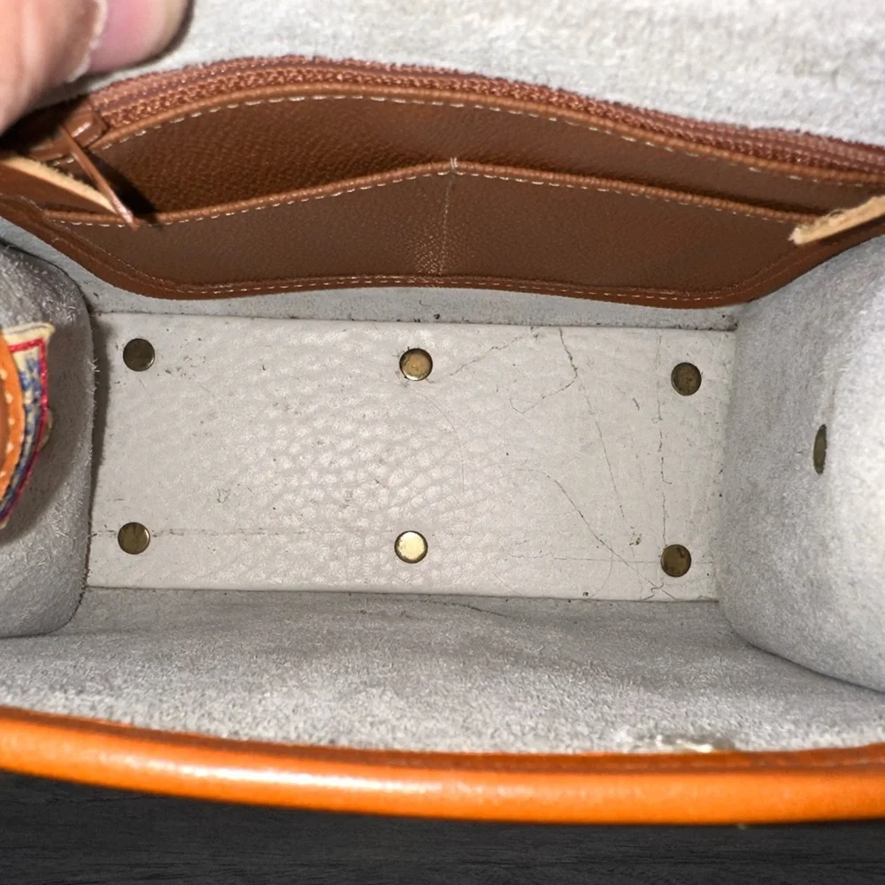 Vintage Dooney Bourke Leather White Essex Shoulder Bag Brass Hardware Tan Trim - Picture 17 of 17